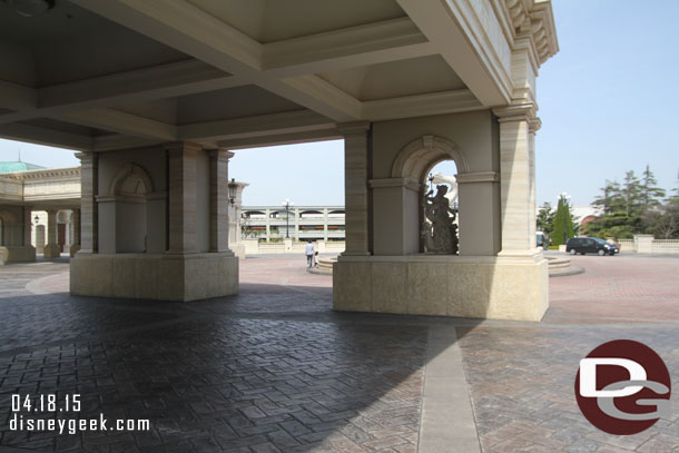 The front entrance/driveway to the hotel.