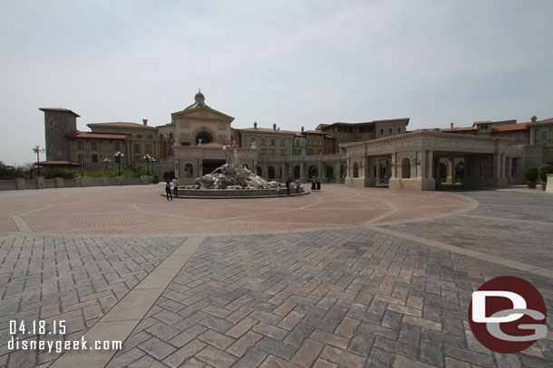 A wider shot of the entrance.  The hotel entrance is directly behind the fountain, to the right the ballroom entrance.  I am standing more or less in the driveway, hoping no one runs me over.