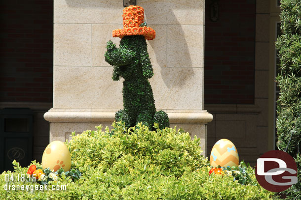 Pluto topiary