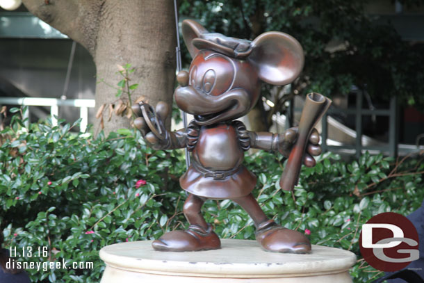 Mickey pointing the way to the park.
