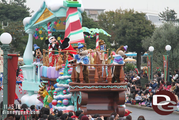 Chip, Dale, Mickey, Minnie, Goofy and Max on the next float.