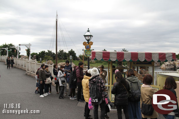 A short line for popcorn this morning. It was 9:12am, so milk chocolate popcorn was not high on the list yet for many.