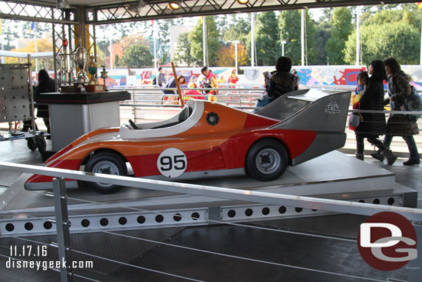 The queue features a garage with car models and equipment