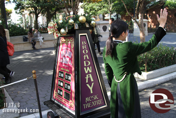 The marker and cast member indicating where the queue started.