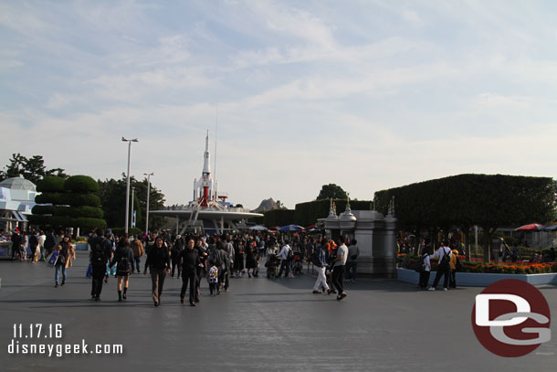 Tomorrowland, notice Mt. Prometheus just barely visible to the right of the StarJets.