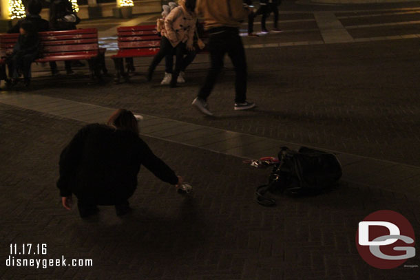 Since you are not allowed to have a tripod or selfie stick many guests instead just prop their cameras on the ground for pictures.