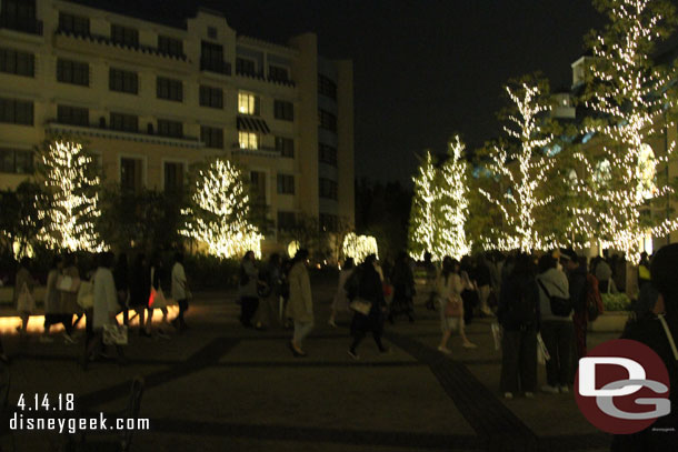 As I walked back to Ikspiari seems the events center show let out and a lot of guests were walking through too. It was 8:10 so guess it ended at 8pm.