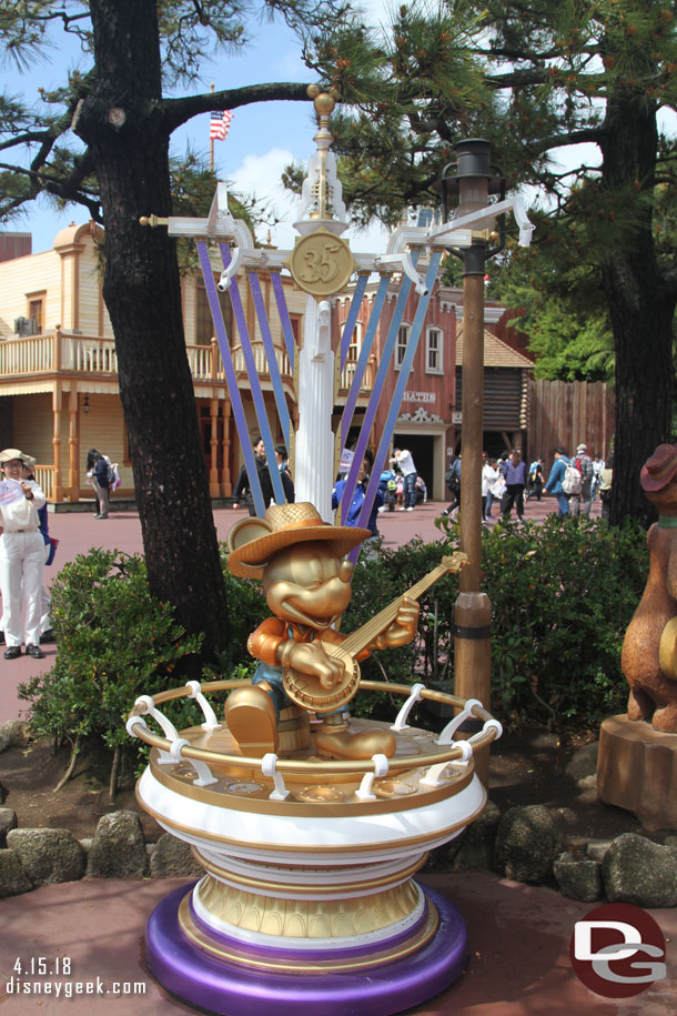 A banjo playing golden Mickey in Westernland.