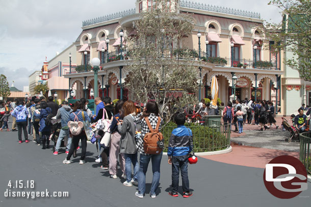 This is the line for the 35th Anniversary popcorn bucket.  The stand is off in the distance.  On the right another line to go into Sweatheart Cafe