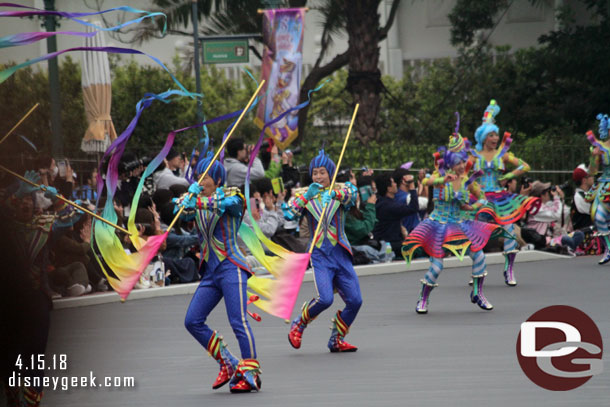 Dancers arriving before the first float.