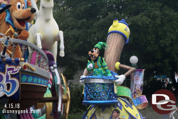 Goofy was on a float behind the lead.