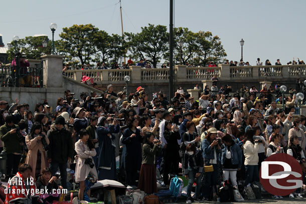 Another look at the crowd.  Notice the number of cameras with long lenses.. also how nothing is above head level.