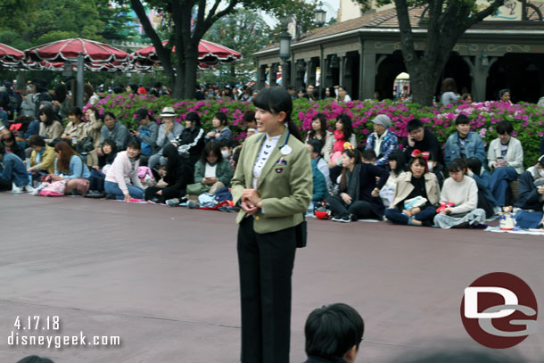 A cast member telling the crowd something (she only spoke in Japanese so no clue what she said)