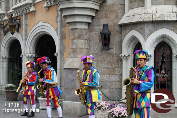 Heard a band approach so went out to the courtyard to enjoy the Court Jester Quartet 