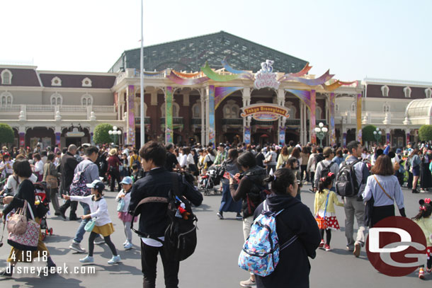 9:28am, in the park and heading toward World Bazaar.