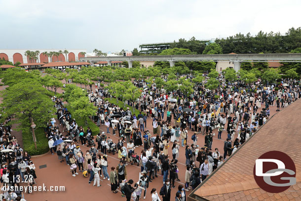 The security lines were still long as we walked back to the Resort Line Station