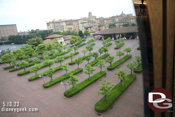 10:10am - All quiet at the DisneySea entrance now.