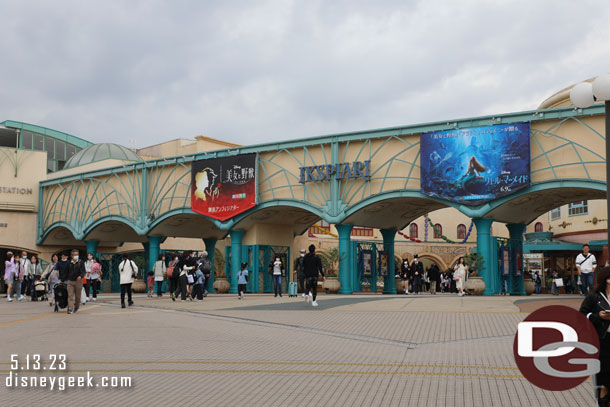 Ikspiari advertising the B&B production and upcoming Little Mermaid film.