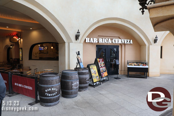 We looked around at some of the menus to see if anything jumped out at us for lunch.