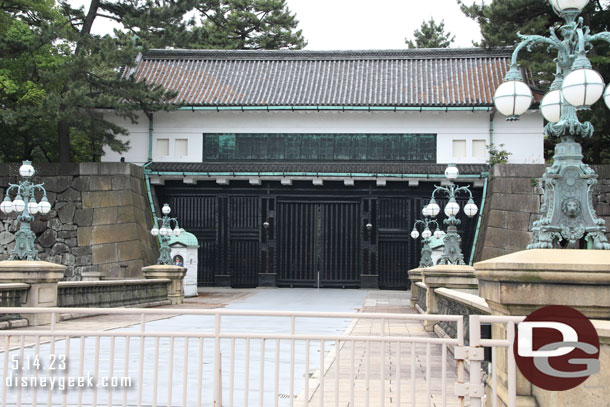 The Sei-mon Gate, notice the guards on either side.