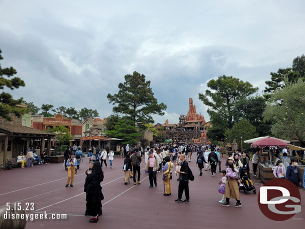 The queue for Big Thunder was short today. You can see the markings on the ground where it expands to.