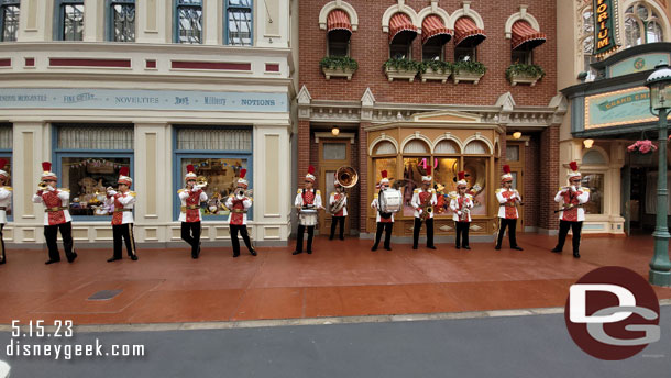 I heard the Disneyland Band and went into World Bazaar to watch the performance