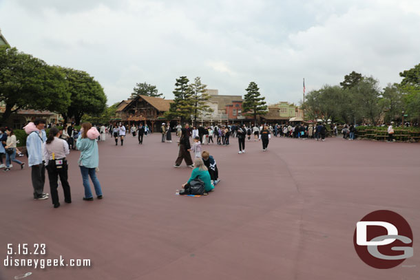 11:20am - A couple guests claiming already their spot for the 2pm parade