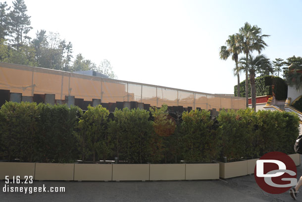 Plants, a fence and a scrim wall separate the construction from the park.