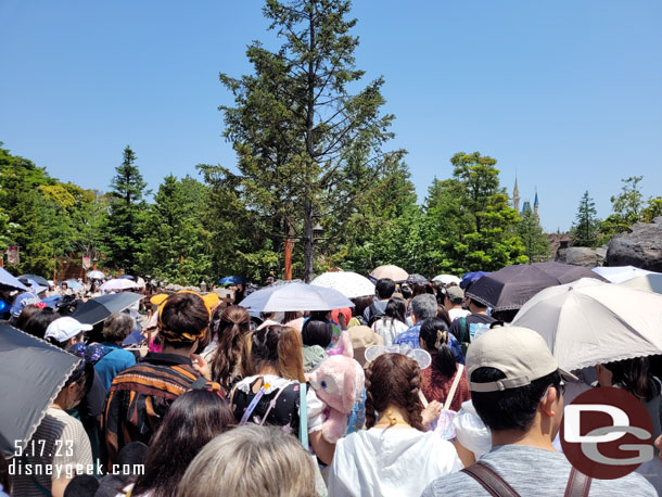 After the show it was a little crowded as over 1,000 people tried to squeeze through a small walkway.  The portion of walkway on the left is full of guests waiting for the next show.