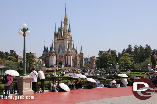 1:29pm - Guests filling in for the 2:00pm parade.