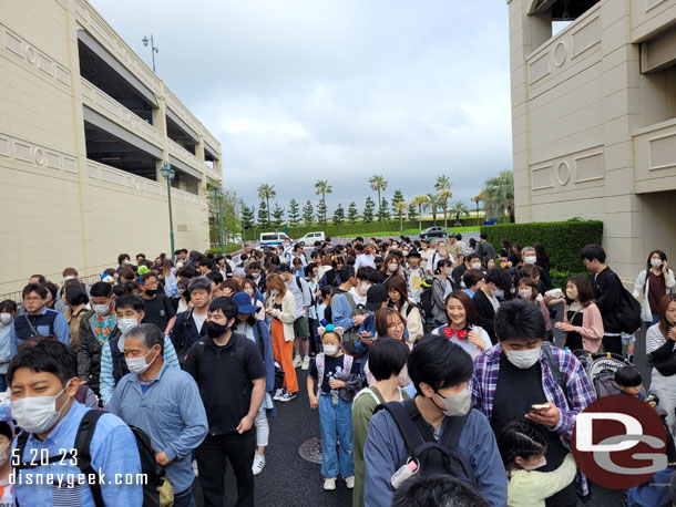 8:41am - Guests filling in behind us as the line continued to grow.