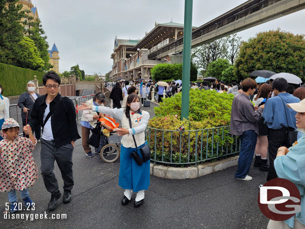 9:27am - At the crosswalk and split point for the two checkpoints.  It had started to drizzle now too.