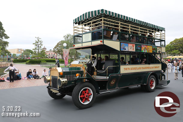 The Omnibus cruising the central plaza