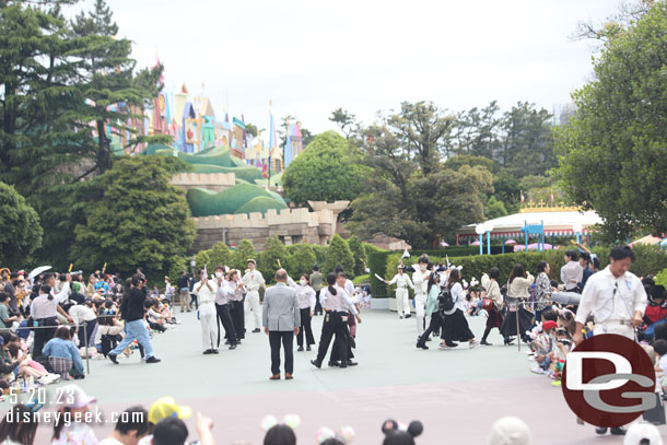 2:00pm - Showtime... cast members start the parade