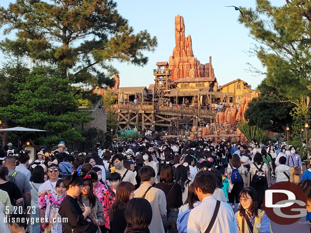 The queue for Big Thunder, I forgot to check the wait time.