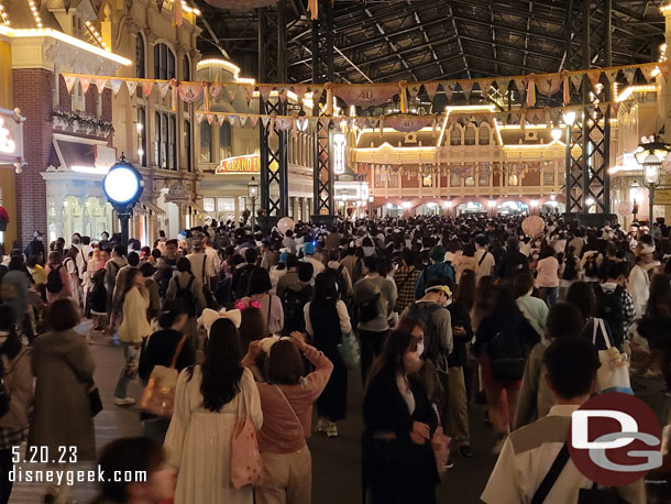 8:51pm - 9 minutes before closing a lot of guests leaving.