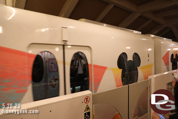 9:03pm - The 40th Anniversary Dream-Go-Round liner pulled up for my final monorail ride of this trip.