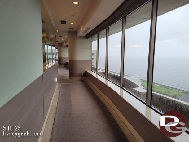 The hallway between the rooms and Sheraton club offers views of Tokyo Bay.