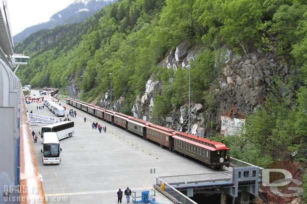 Outside a train had pulled up for those going on the White Pass Summit ride and a handful of buses for other excursions.