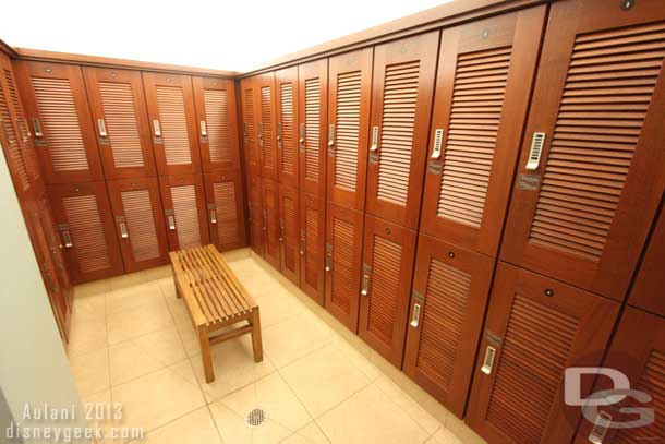 There are lockers available on a first come, first serve basis and they are free.