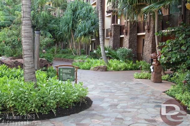 The walkway from Auntys by the Ewa Tower looking toward the lobby.