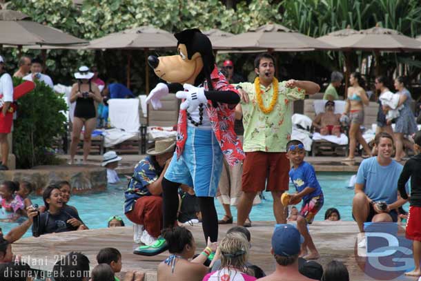 They would fill their sponge with water from one bucket and had to fill another in a relay race.  Note the PhotoPass photographers on hand.. both behind goofy and the woman on the right in the blue shirt.