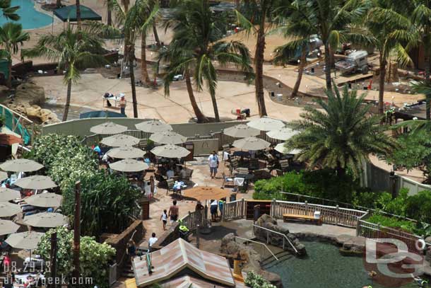 Here you can see the walls between the site and the eating area for Mamas / the entrance to Rainbow Reef.