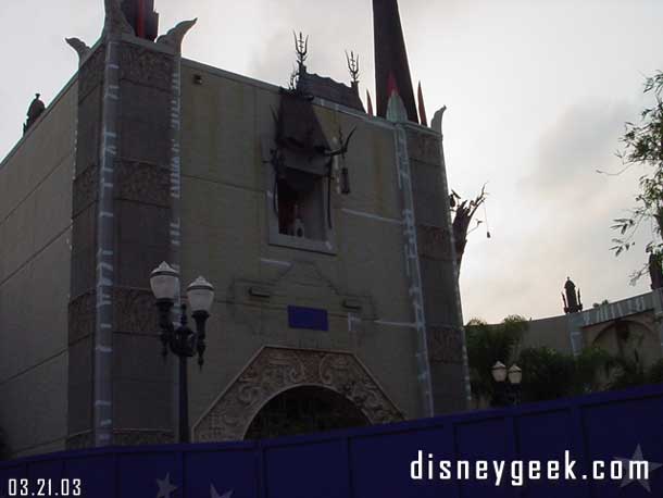 The hat and Chinese Theater were blocked off with walls.