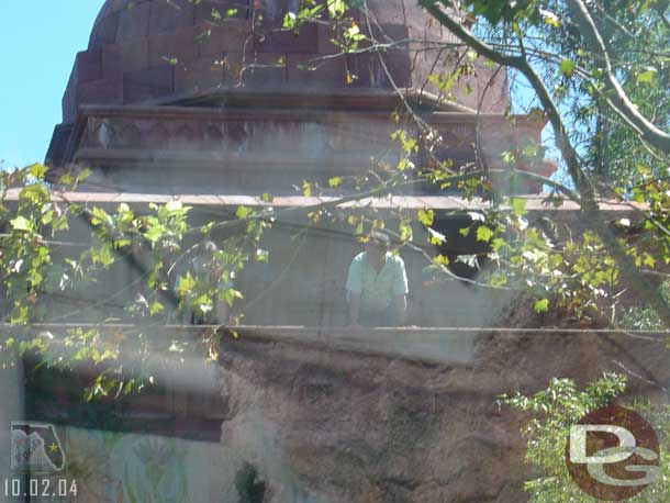 Sorry for the bad shot, but notice the trainers up on the ruins, they were throwing things down to the tigers