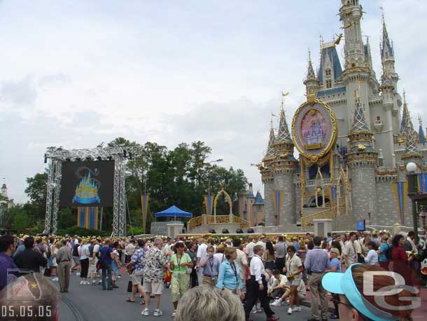 The crowds is almost all in (only invited guests up there, we were back behind the ropes and press