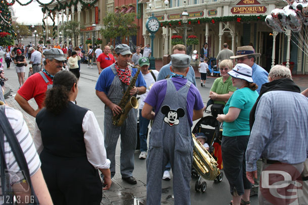 A group performing on Main Street (I did not catch their name but Brian writes in that its: Toontown Tuners)