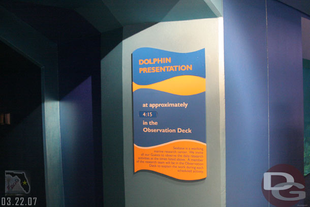 The current feeding and presentation times were posted upstairs near the observation deck