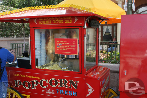 Noticed the WDW carts do not have the popcorn slaves like the Disneyland ones do, they are just generic carts..