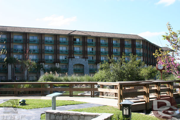 Here are some shots around one of the courtyards (this is the one visible from the lobby, which is almost directly behind and above me in this shot))